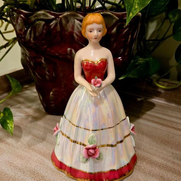 VINTAGE Elegant Figurine with Red and White Iridescent Dress 8 Inches - Picture 2 of 11